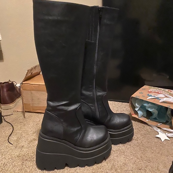 Demonia Shaker-100 Platform Knee High Boots - Picture 3 of 4